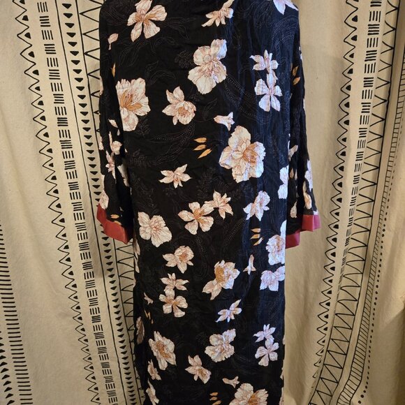 Outfit Combo! v-neck tie-waist cropped tank and floral kimono - Picture 6 of 12